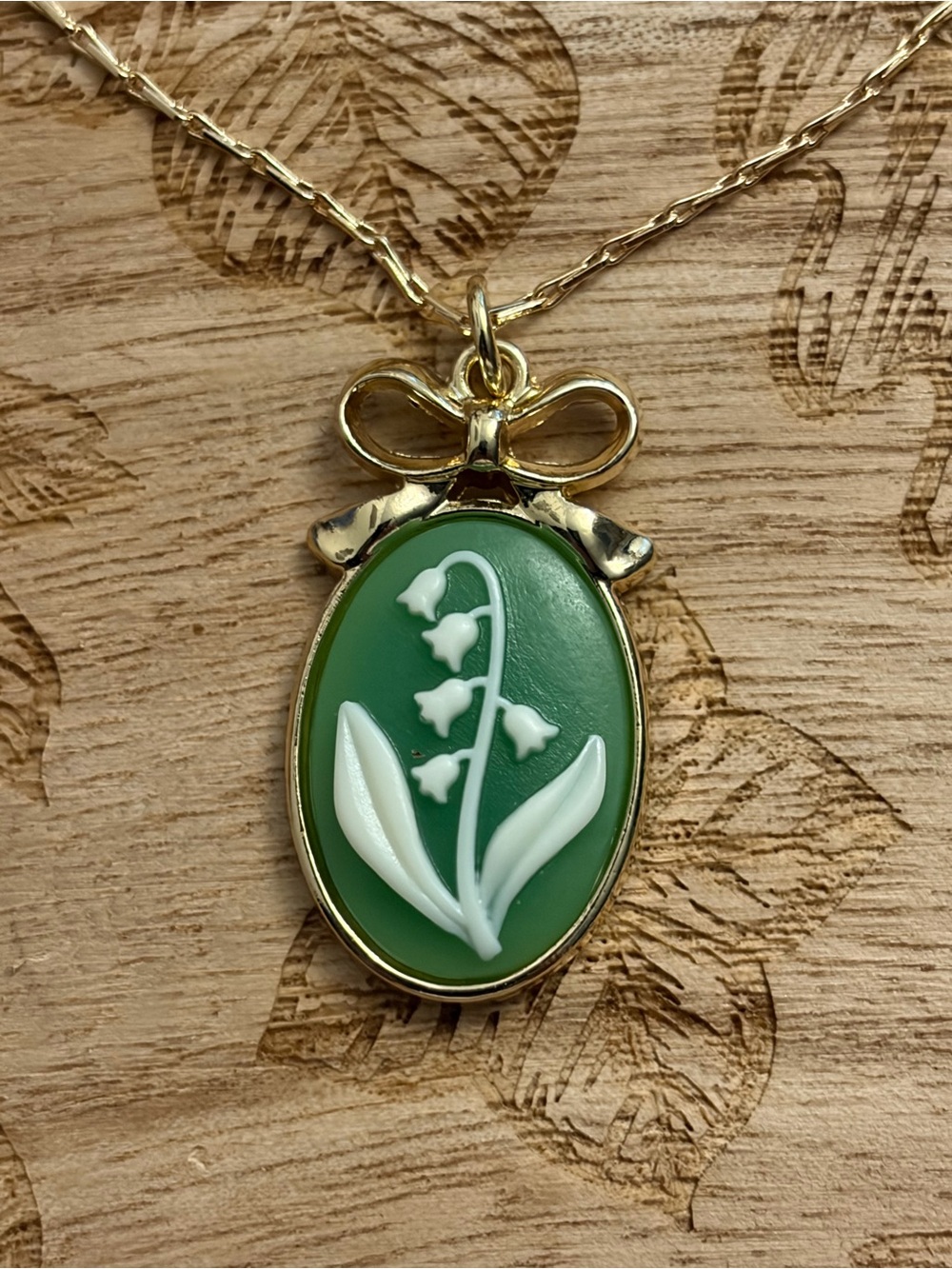 Gold Bow Green Cameo Necklace with White Lily Pendant